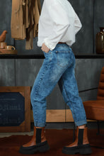 Įkelti vaizdą į galerijos rodinį, V&V “Boyfriend‘ai“ mėlyni blukinti džinsai