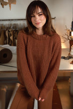 Įkelti vaizdą į galerijos rodinį, V&V „Chestnut“ megztukas