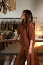 Įkelti vaizdą į galerijos rodinį, V&V „Chestnut“ megztukas