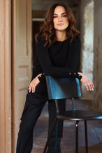 Įkelti vaizdą į galerijos rodinį, V&V „Eclipse“ siauro silueto merino megztukas