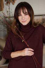 Įkelti vaizdą į galerijos rodinį, V&V „Lordas“ burgundy spalvos merino vilnos megztukas