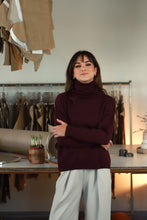 Įkelti vaizdą į galerijos rodinį, V&V „Lordas“ burgundy spalvos merino vilnos megztukas