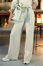 Įkelti vaizdą į galerijos rodinį, V&amp;V „Almond milk“plačios kelnės
