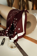 Įkelti vaizdą į galerijos rodinį, V&amp;V „Apie stebuklus“ skarelė
