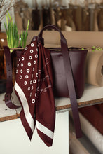 Įkelti vaizdą į galerijos rodinį, V&amp;V „Apie stebuklus“ skarelė
