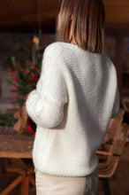 Įkelti vaizdą į galerijos rodinį, V&amp;V „Candlelight“ alpakos vilnos megztukas
