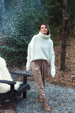 Įkelti vaizdą į galerijos rodinį, V&amp;V „Cozy‘is“ megztinis
