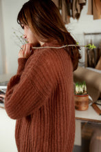 Įkelti vaizdą į galerijos rodinį, V&amp;V „Chestnut“ megztukas
