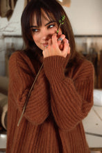 Įkelti vaizdą į galerijos rodinį, V&amp;V „Chestnut“ megztukas
