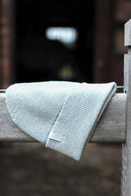 Įkelti vaizdą į galerijos rodinį, V&amp;V „Cosy vibes only“ merino vilnos kepurė
