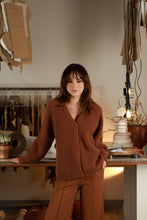 Įkelti vaizdą į galerijos rodinį, V&amp;V  „Kaštainis“megztukas
