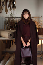 Įkelti vaizdą į galerijos rodinį, V&amp;V „Lordas“ burgundy spalvos merino vilnos megztukas
