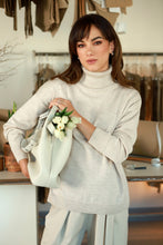 Įkelti vaizdą į galerijos rodinį, V&amp;V „Lordas“ ivory spalvos merino vilnos megztukas
