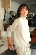 Įkelti vaizdą į galerijos rodinį, V&amp;V „Lordas“ ivory spalvos merino vilnos megztukas
