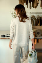 Įkelti vaizdą į galerijos rodinį, V&amp;V „Lordas“ ivory spalvos merino vilnos megztukas
