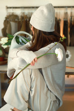 Įkelti vaizdą į galerijos rodinį, V&amp;V „Lordas“ ivory spalvos merino vilnos megztukas
