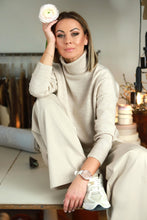 Įkelti vaizdą į galerijos rodinį, V&amp;V „Lordas“ ivory spalvos merino vilnos megztukas
