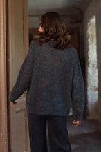 Įkelti vaizdą į galerijos rodinį, V&amp;V „Wooly hug“ megztukas
