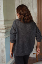Įkelti vaizdą į galerijos rodinį, V&amp;V „Wooly hug“ megztukas
